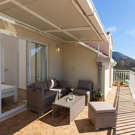 Daire M&k - Two Bedroom With Balcony And Sea View