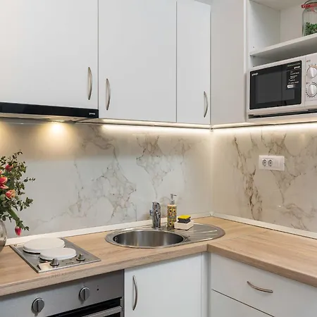 Apartment M&k - Two Bedroom With Balcony And Sea View