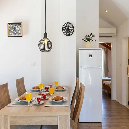 M&k - Two Bedroom With Balcony And Sea View アパート