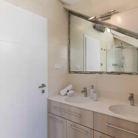 M&k - Two Bedroom With Balcony And Sea View *